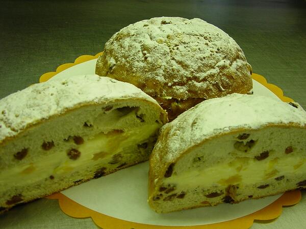 Ze zijn er weer: PINKSTERBOLLEN, een rozijnenbrood met Zwitserse room, perzik en citroen. #alsdatnietlekkeris