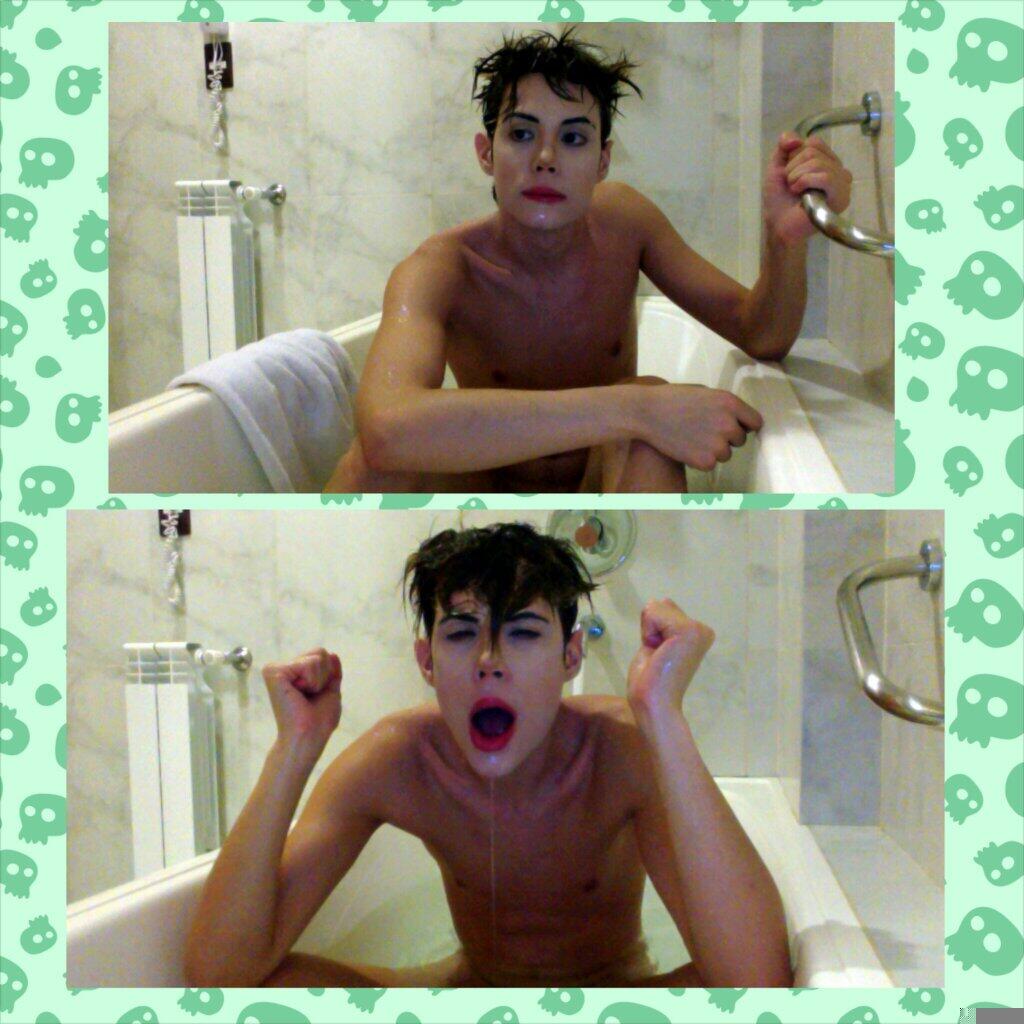 Felipe Pettinato on X: Acá yo bañandome desnudo poruqe o sea...  http:t.coW9C7UG0RHS  X