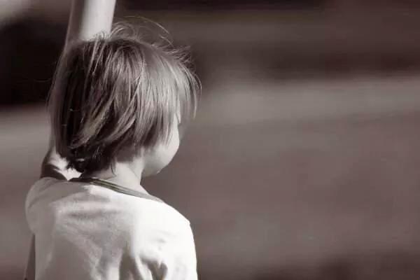 بين الضلوع تغفو الف حكاية،،لم يكتب لها البوح💔