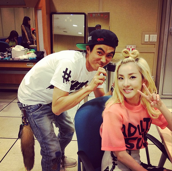 Dara with Seo KiChul backstage (SBS Inkigayo) 130901