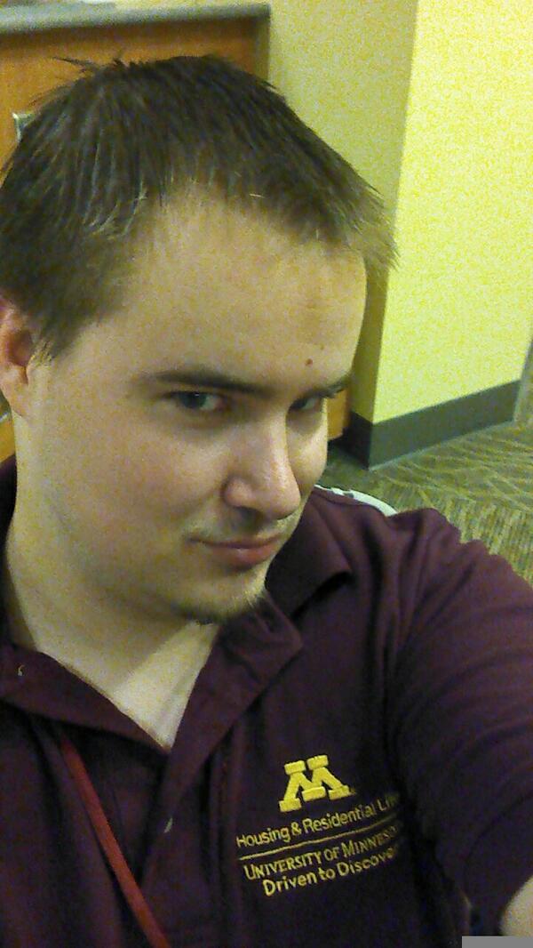 ReimerMeThis's tweet photo. Awkward desk selfie. @UMN17thAve #HRLSummer http://t.co/4RCvBFyhHA