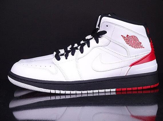 Pot_confessions's tweet photo. Air Jordan 1 Retro '86 - Bulls release on 06/07/2014 for $130 via @KicksOnFire #KoFapp http://t.co/V4wtRsf3KL