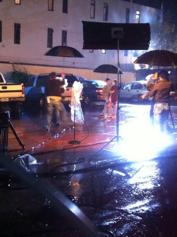 karolsevilla's tweet photo. Aún grabando y con todo y la lluvia. Jajjajaj. SI DIFINITIVAMENTE ESTO ES LO QUE MÁS AMOOOOO!!!!! http://t.co/nHoH2sdX3N