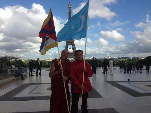 Uyghurspeaker's tweet photo. 巴黎的维吾尔和藏人团体联合纪念六四25周年 http://t.co/0o6W57Y8gs