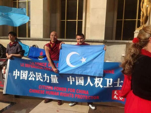 Uyghurspeaker's tweet photo. 巴黎的维吾尔和藏人团体联合纪念六四25周年 http://t.co/0o6W57Y8gs