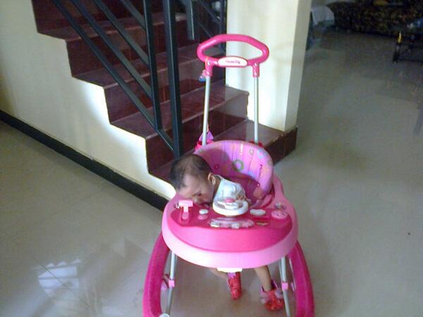 FebrikaBrenda's tweet photo. Becca  so lelah da bermain http://t.co/QJgTzf394P