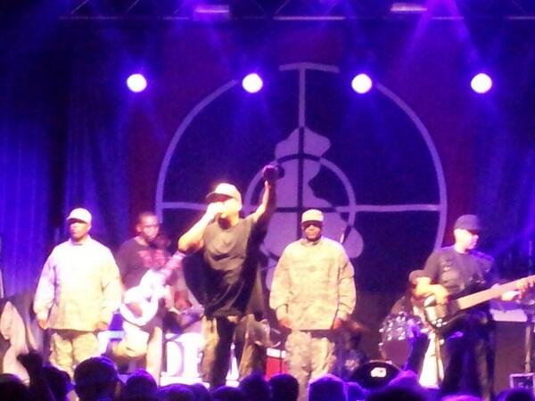 ian_jakeman's tweet photo. @MrChuckD  Awesome last night ..Cheers to one and all http://t.co/MjSb7e6Pv4