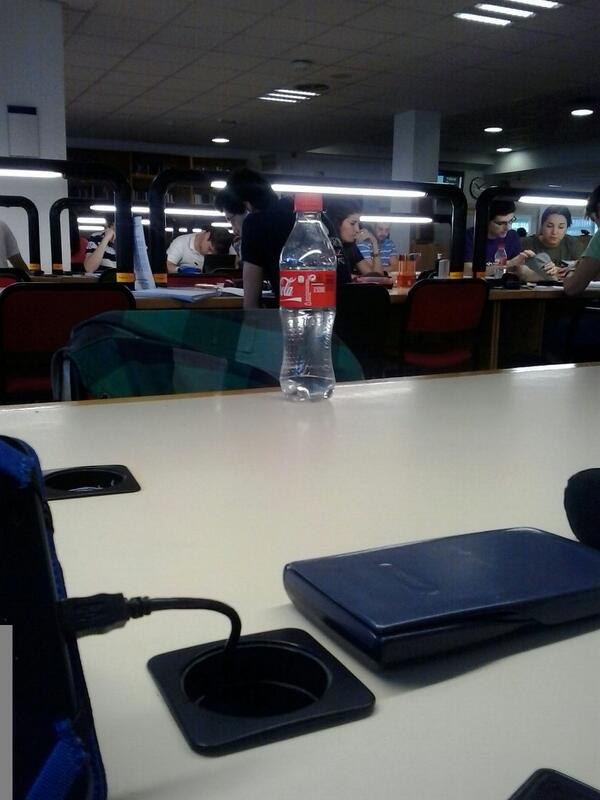 PezMartini's tweet photo. La nueva moda de coger sitios en la biblio. @AdriVAlemany http://t.co/GMYe7fEp5s