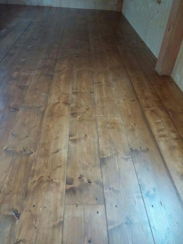 Best stoer, zo'n donker grenen look van CéPé op je vloer!