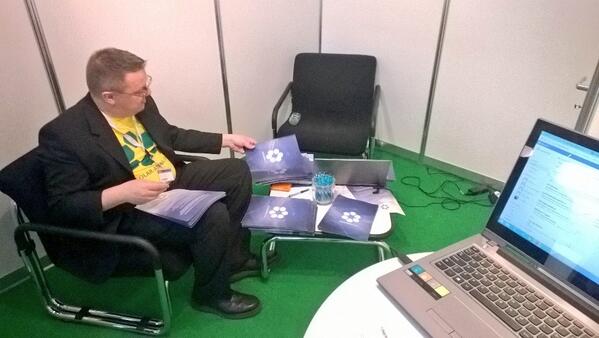 SolarArenaCom's tweet image. Our brochure's are flying out off the shelves and Timo is preparing more! Come to get yours at A2.157 #intersolar