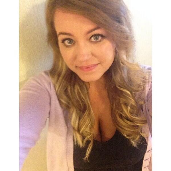 afterfanatic_ig's tweet photo. She is a triple threat. She's gorgeous can write and has the kindest personality. @imaginator1dx http://t.co/xkNieeJRuc