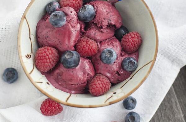 Napravite sami svoj #sladoled!   #recept za prefini i brzi smrznuti jogurt od šumskog voća: bit.ly/1mdNEfF