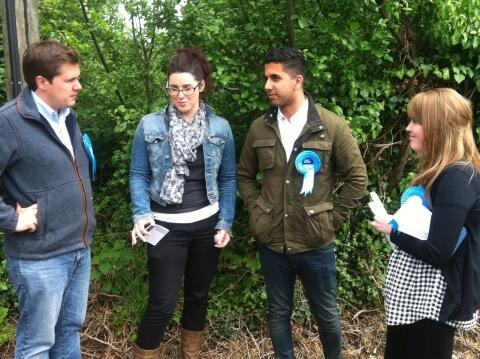 RobertJenrick's tweet photo. Chatting to some @Conservatives volunteers in Hockerton campaigning for an MP who'll deliver for #Newark. #Rob4Newark http://t.co/GvQGSAlTmu