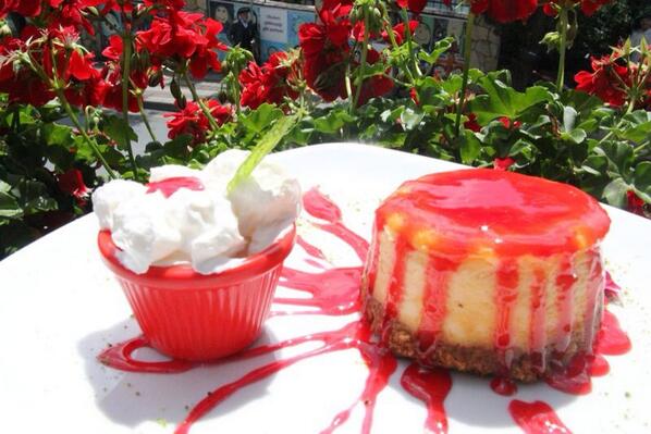 mesken_cafe's tweet photo. Frambuazlı Cheesecake.. http://t.co/RBFcoQqFW9