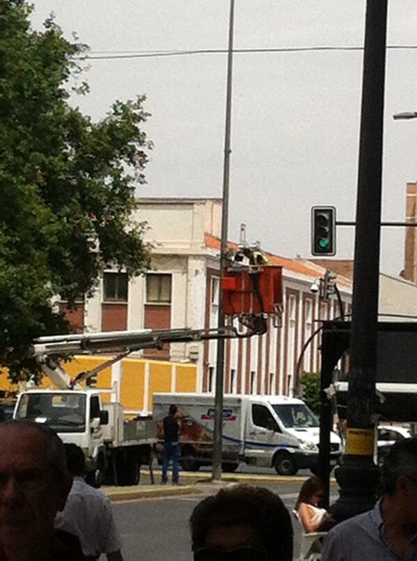 PablitoMr's tweet photo. Poniendo mas camaras en Àngel Bruna al lado del Juzgado http://t.co/VHoPm0lTq7