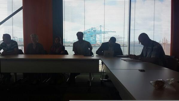 vnmg1's tweet photo. Vergadering 89 begonnen bij #futureland met op achtergrond nieuwe APM terminal http://t.co/mycSzJZBla