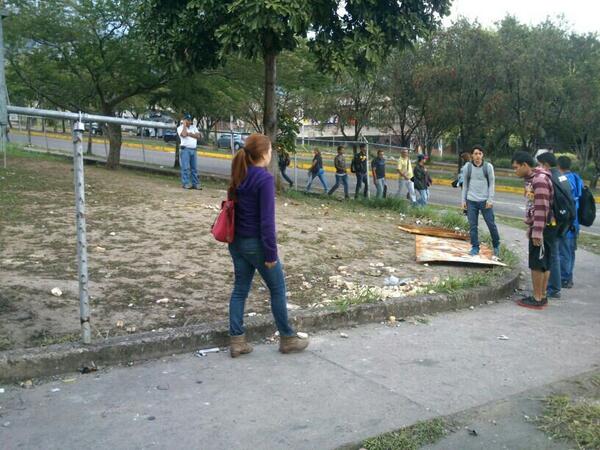 Hector_ManuelP's tweet photo. Vigiliantes de la Universidad y bomberos confirman que la #GNB quito cerca perimetral en la Madrugada. #UNET http://t.co/h53PC6DW5N