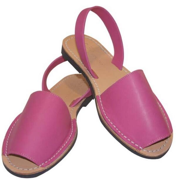 menorkings's tweet photo. Este verano tocan colores alegres y vistosos. Avarcas menorquinas de color fucsia en http://t.co/GSP33e0Sg8. http://t.co/r3DyJfHtwX