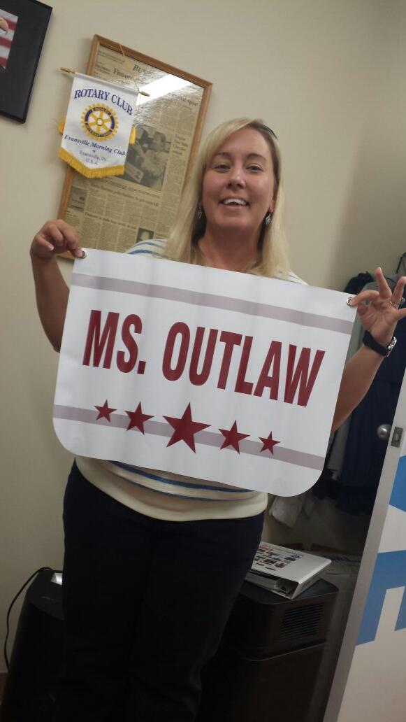 signaramaEVV's tweet photo. Oh look we found a sign for @TheMojoMissy she will now be #MsOutlaw http://t.co/FgiHpaSmxa