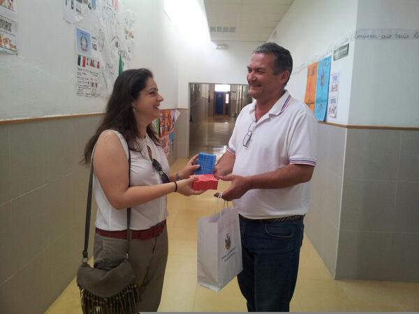 Arahalcomunica's tweet photo. Ayto #Arahal entrega 22.000 tickets descuento en colegios para q  niñ@s disfruten d las atracciones Velá S. Antonio http://t.co/NbJhUAwdCO