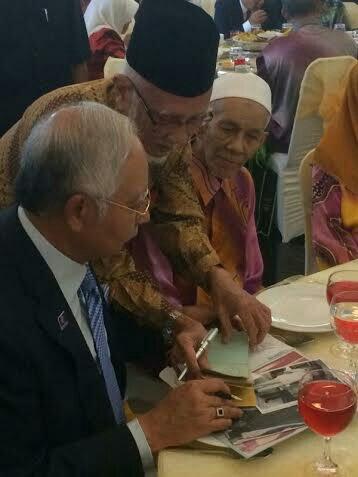 NajibRazak's tweet photo. Minum teh bersama pemegang2 akaun simpanan Tabung Haji terawal di M'sia. Mereka buka akaun sejak 1963 lagi! http://t.co/KTF1E9W1UO