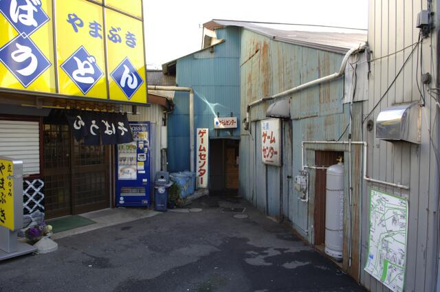 三日画師 小田急江ノ島線長後駅西口の片隅にあった古いマーケットが長後ショッピングセンター このゲームセンターと書かれたところがその入口 06年2月5日撮影 Http T Co Zsgxeormpd Twitter