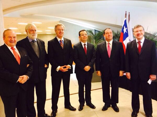 meconomia's tweet photo. Ministro de Economía con autoridades de UDD en lanzamiento del reporte sobre emprendimiento global (GEM) http://t.co/KMRrbr5Mwz