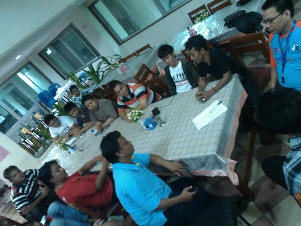 banyumurti's tweet photo. Salut.. RT @fajareridianto: Malam gini temen @RelawanTIKSulSe malah ngadain rakerda lhooooo.. http://t.co/UVKFNyP7s4