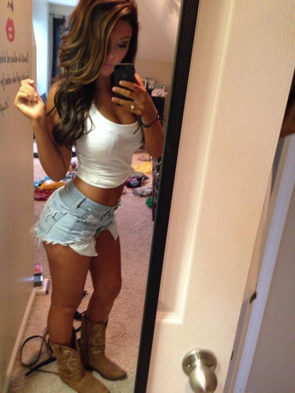 shawnnnmariee's tweet photo. Time to Tall boy up, &amp; let them tailgates down. CMA week. Y'all ready? http://t.co/nmWgHniTs9