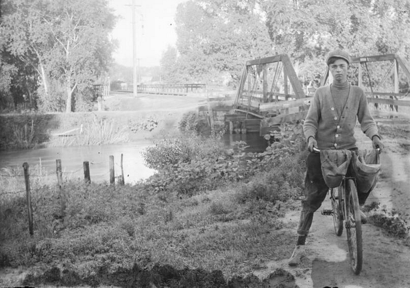 CycleLens's tweet photo. A paper boy poses by a river with his bicycle, circa 1906. From the Lillybridge Collection. http://t.co/eBEeBBKV86