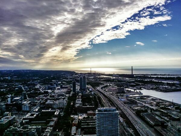 SkyJacked793's tweet photo. Lots of sky action this morning in Toronto. http://t.co/ZfX6DM0n5u