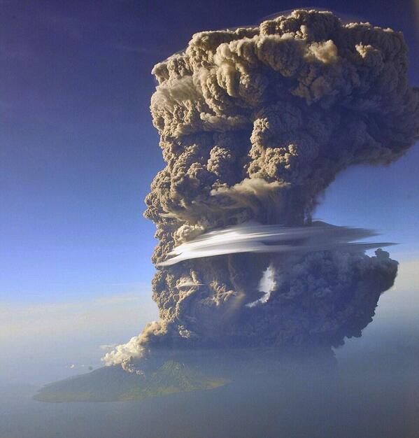 CEM_UNALM's tweet photo. Erupción del monte Sangeant Api en Indonesia el 30 de de mayo de este año http://t.co/qnpj5yd8j4