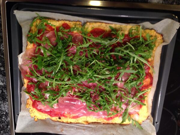 beyoupi's tweet photo. Das habt ihr noch nicht gesehen. Pizza mit Blumenkohlteig. Rein #Paleo #30TagePaleo #JP http://t.co/xlhFJAlbRc