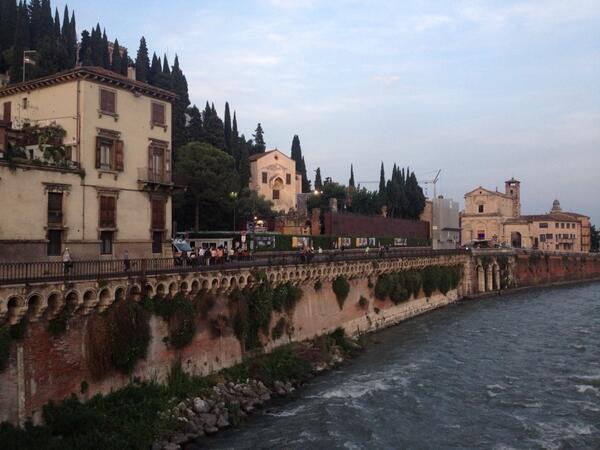 festbellezza's tweet photo. Aspettando Fanny Ardant #teatroromano di #Verona da #pontepietra http://t.co/PemfZdhlD6