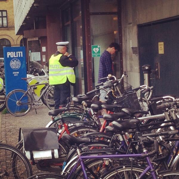 metroxpresslive's tweet photo. Han lader ham lige blive færdig - med at pisse på politistationen. Bøde incoming. #Distortion2014 #cphdistortion http://t.co/v7q0L9g8f5