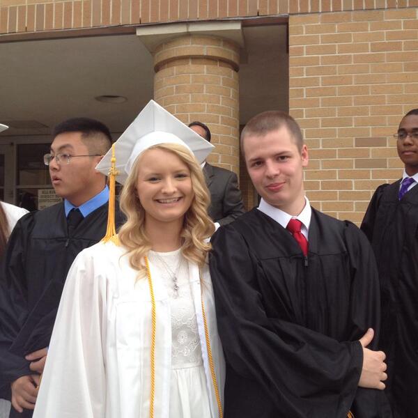 Sleepy_Tomm's tweet photo. Been good friends with this girl since 4th grade and we finally made it. @rawritbebecca http://t.co/kTMrZXLHRu