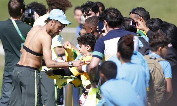 BrazilBrian's tweet image. Neurosis sets in MT
@JornalOGlobo: Neymar exibe ‘barriguinha’ ao se curvar para autografar glo.bo/1paJSYm http://t.co/Os8Ok3Bw1U”