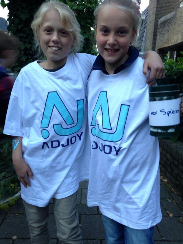 StichtingAD's tweet photo. Stichting is trots op deze meiden, Isa en Mandy. Tijdens avondvierdaagse stichting gepromoot. Klasse meiden! http://t.co/Ezqe2ILWqJ