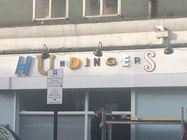 Humdingerhoxton's tweet image. Thank you to simon &amp;amp; nick from @ParcSigns for coming to put our sign up. We love it 👍