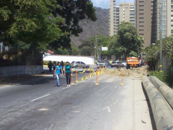 LuisUrreaVzla's tweet image. Desalojo n st momento n la USB LITORAL x fuga d Gas Cloro n las inmediaciones del Campus @usbnul @CEUSBSL @EventosUSB