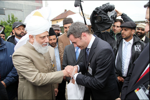 Muslim_ForPeace's tweet photo. Hazrat Mirza Masroor Ahmad aba with Sven Gerich Lord Mayor
of Wiesbaden @ foundation stone laying ceremony of Mosque. http://t.co/VHKLnVTPu5