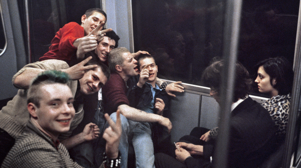 TimeOutLondon's tweet image. 52 fabulous old-timey photos of Underground life from Bob Mazzer timeout.com/london/things-… ◀ ◀ ◀