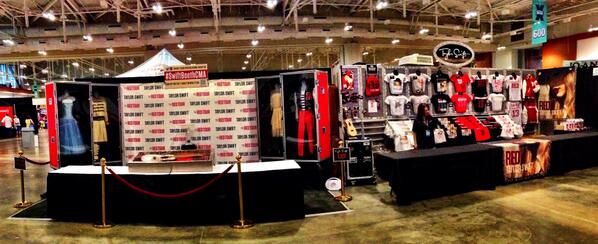 naolikesapple's tweet image. RT@taylornation13: Hey #CMAFest goers! Come check out the Taylor Swift booth #615!! #SwiftBoothCMA See y’all soon! 😍