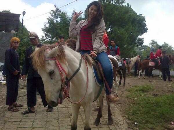 ema_emok's tweet photo. Dapet nya yng putih http://t.co/M4qktTONyl