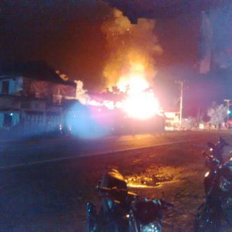 via <a href="/Rescue_Bjm/">Rescue Bjm</a>: Pukul 23.30 Wita Trjd Kbkaran Di JL.Kesatria Pasar Lama Ilung Kab.HST Menghanguskan 1 Buah Rumah #MN