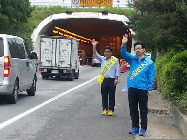 _luuvy's tweet photo. 낙선인사 하는 김경수 경남도지사 후보 http://t.co/iiyL9B9uzs