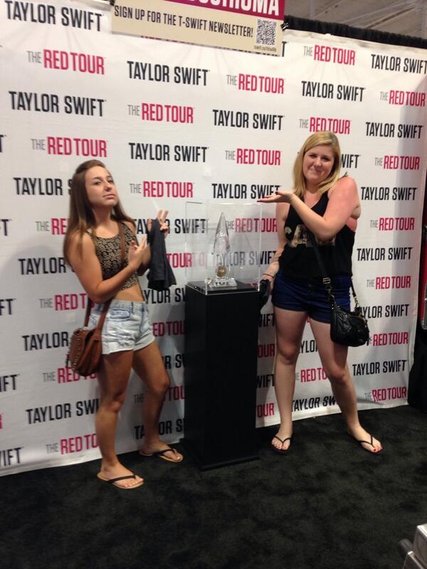 BrittanySwiftie's tweet image. Just met @taylornation13 at #SwiftBoothCMA !!!!