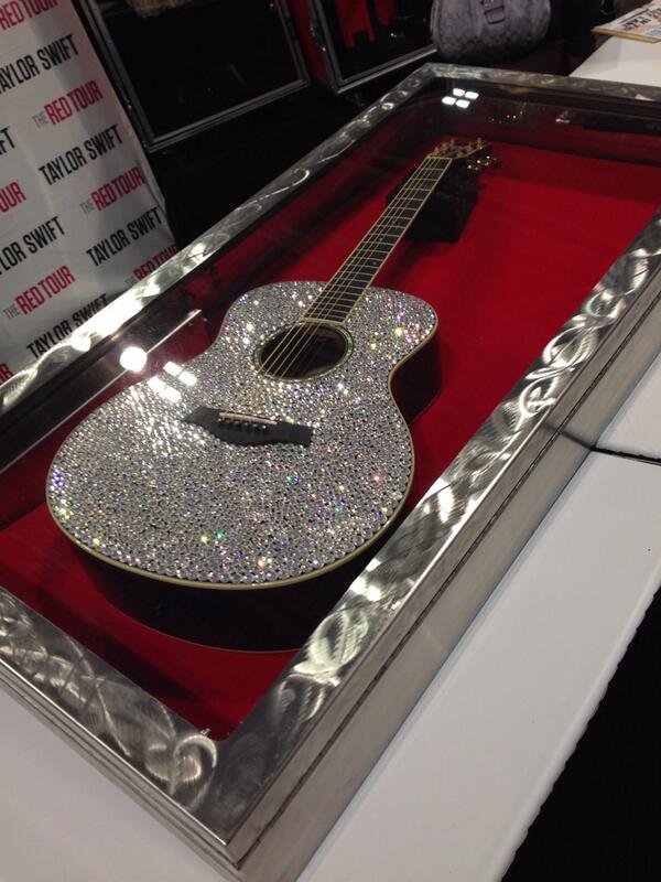 jennnnasmith's tweet image. Iconic #SwiftBoothCMA