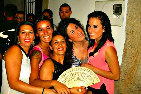 noe_vito's tweet photo. Q alegria encontrar fotos prdidas d toros 2013 #cervezada con @roci_rocio7 @AbellnMfan@Clarittisima@BarrigaJenni y yo http://t.co/KaCaUJQaL4