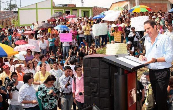 CDemocraticoBog's tweet image. Amenazan con expropiar apartamento al ciudadano que grabó a Lleras en Montería + (DENUNCIA) bit.ly/1ummdXo